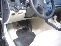 Gaspedal links hängend, nach oben klappbar mit abnehmbarer Pedalabdeckung rechts